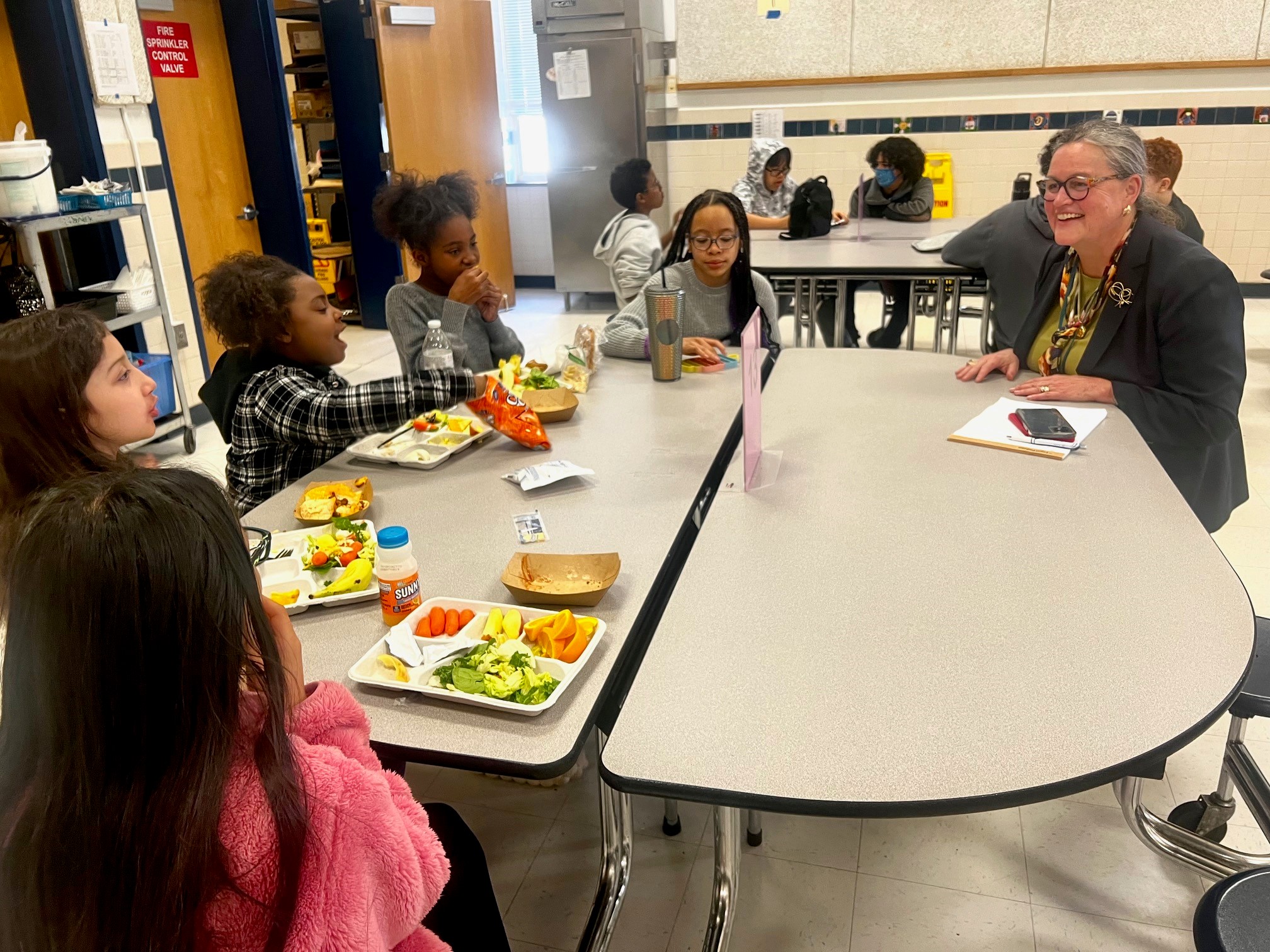 Dr. Reid visits London Towne Elementary to see the salad bar. 
