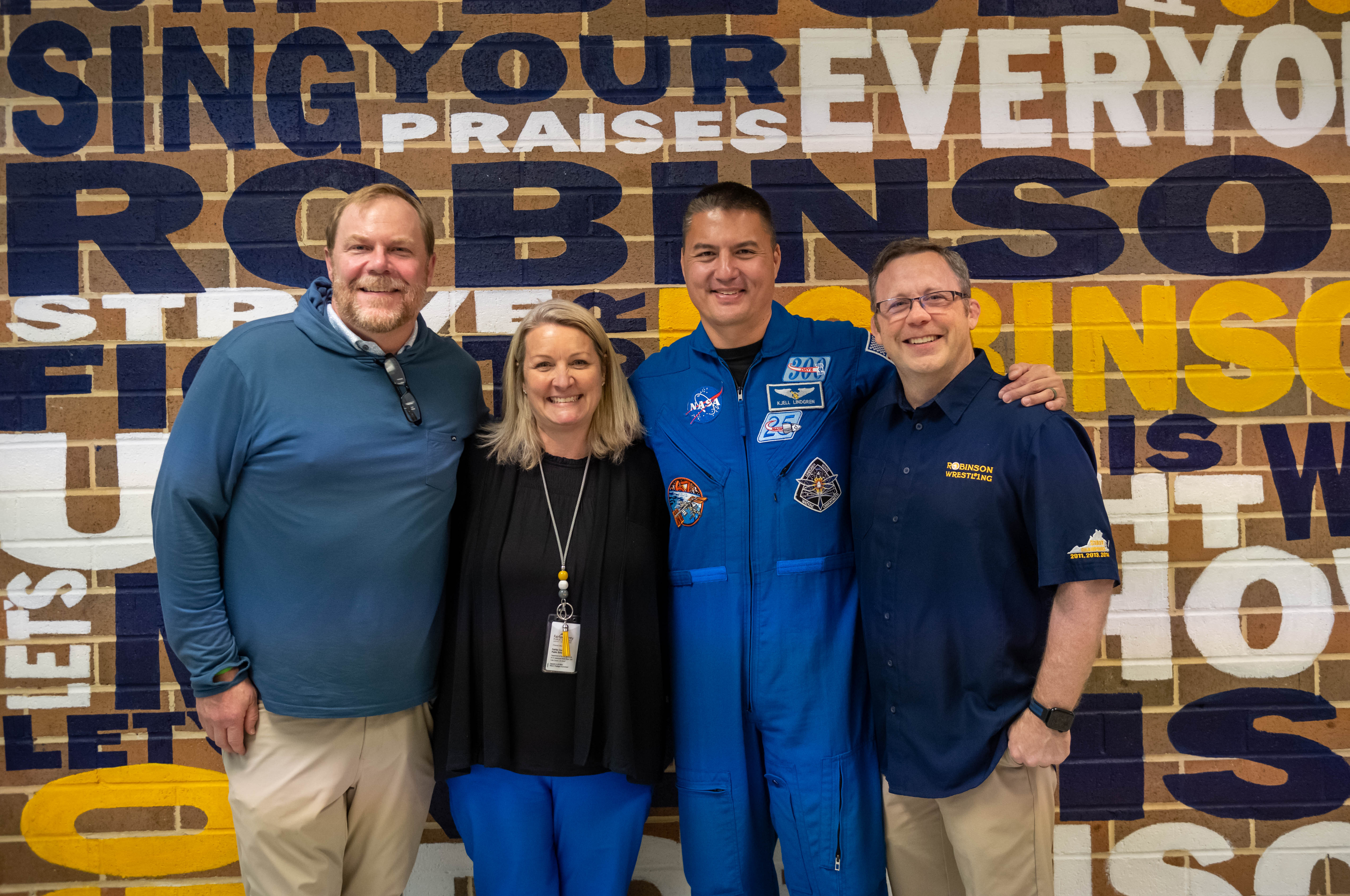 Astronaut Lindgren and Robinson faculty and staff