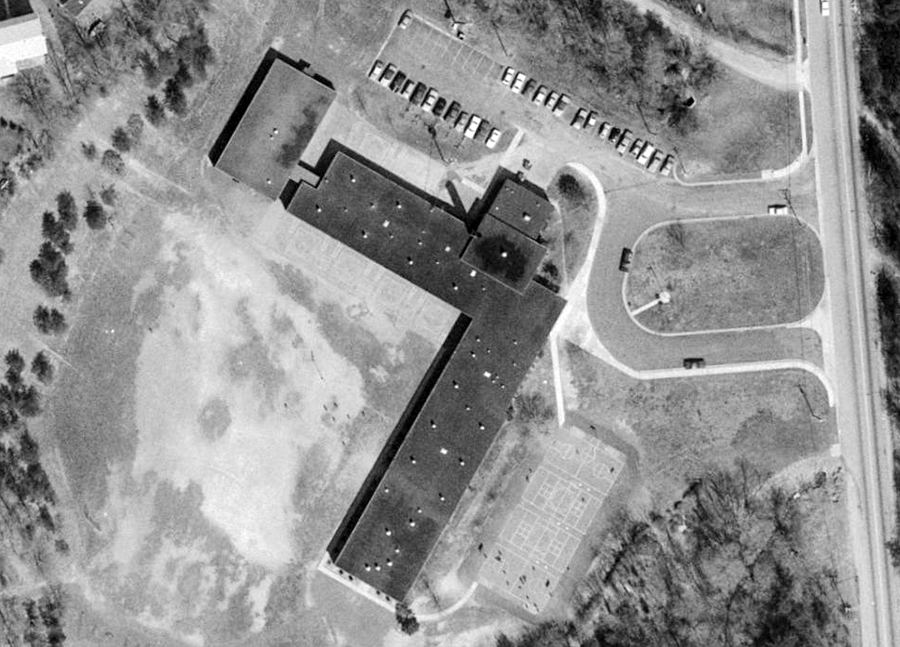Aerial photograph of Hollin Hills Elementary School.