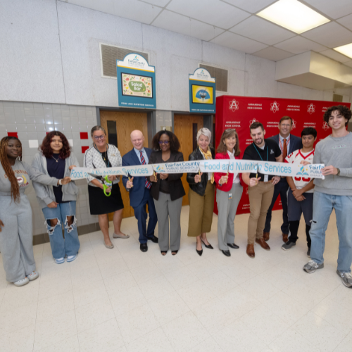 Dr Reid at the Annandale HS salad bar ribbon cutting ceremony