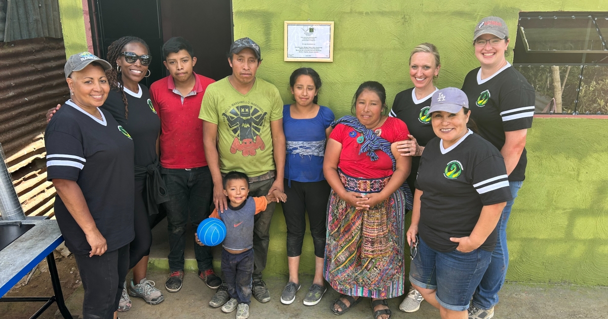 Haciendo conexiones, construyendo relaciones: los administradores y maestros de la escuela primaria Dogwood asumen un proyecto de servicio de verano en Guatemala
